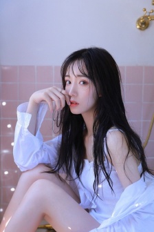 一男一女打扑克牌